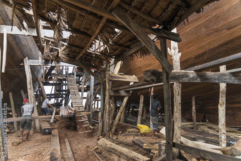 Sulawesi, Tanah Beru;  Schiffbau nach alter Tradition am Strand von Tanah Beru.