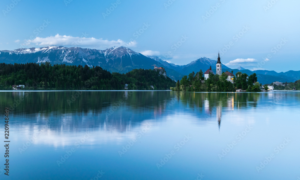 Fototapeta premium Imponujący zachód słońca nad jeziorem Bled, Castel and Island, Bled, Upper Carniolan, Triglav National Park, Słowenia, Europa