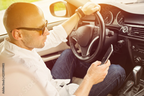 Φωτογραφία Young man texting and driving