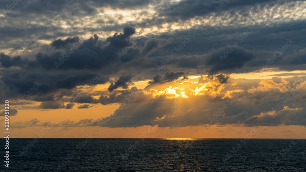 Naklejka premium Beautiful sunset over the ocean and sunshine