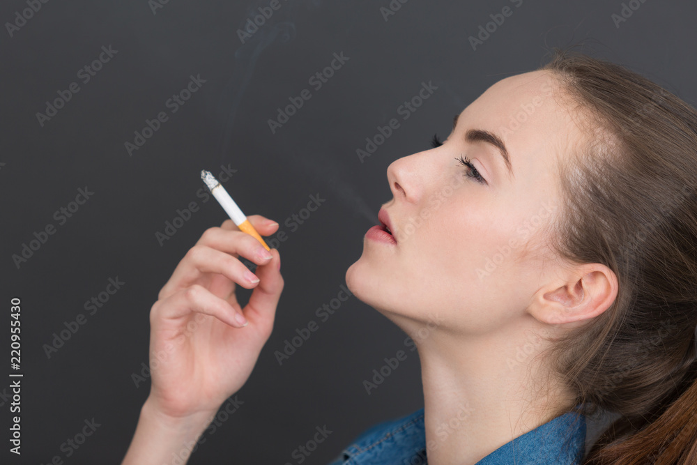 Obraz premium girl puffing smoke