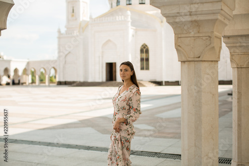 Obraz na płótnie woman against the white mosque in Tatarstan w salonie