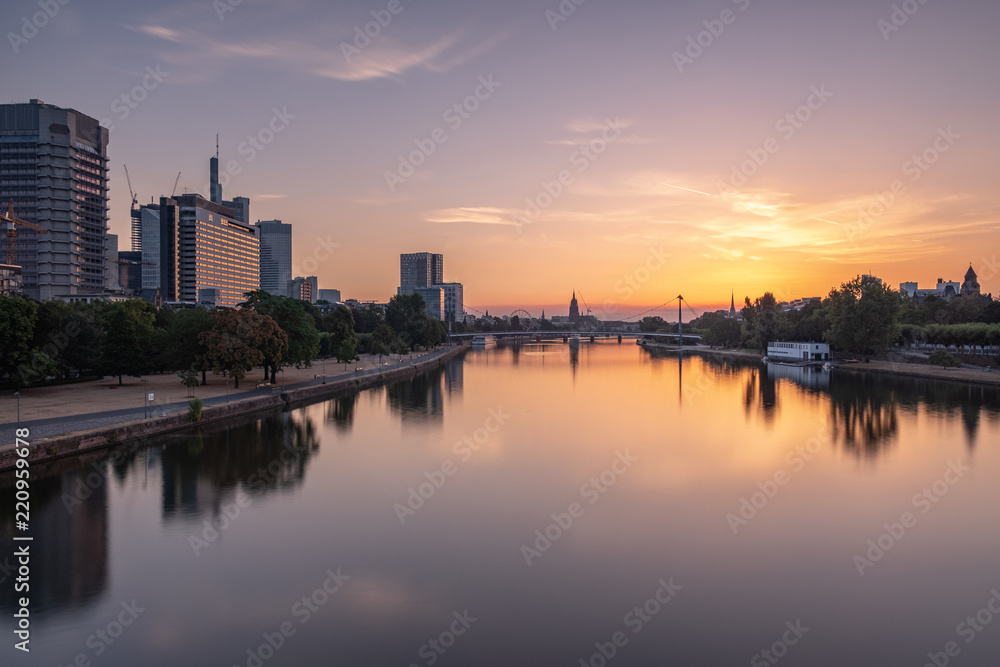 Frankfurter Skyline bei Sonnenaufgang über dem Main, Blick auf das Bankenviertel  - Sonnenaufgang in Pastellfarben