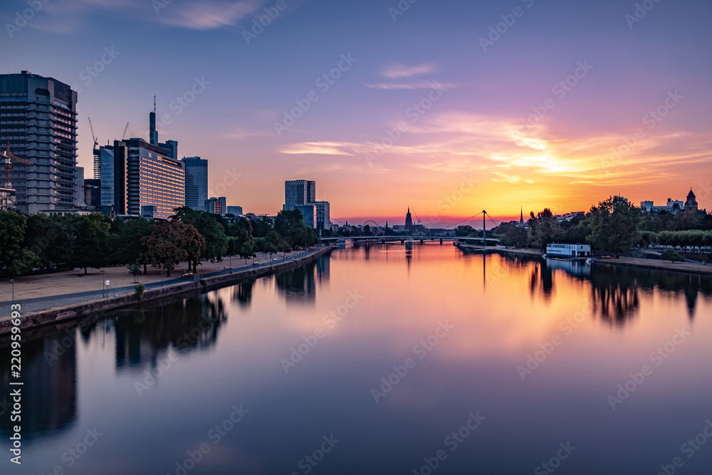 Frankfurter Skyline bei Sonnenaufgang über dem Main, Blick auf das Bankenviertel  - Sonnenaufgang in Pastellfarben