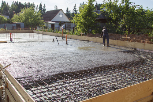 Bilde på lerret worker leveling fresh concrete slab with a special working tool