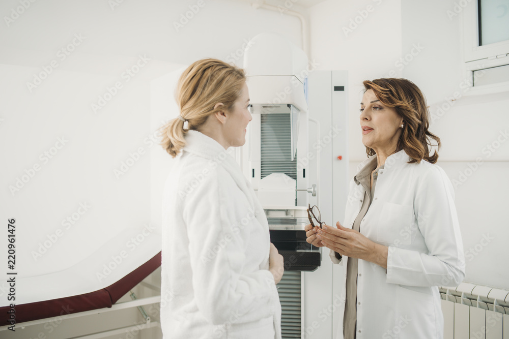 Obraz premium Woman Physician Talking With Her Patient