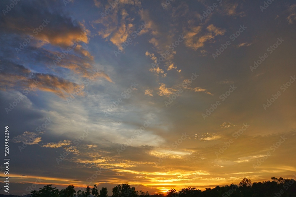 Obraz premium Sunset and dramatic sky.