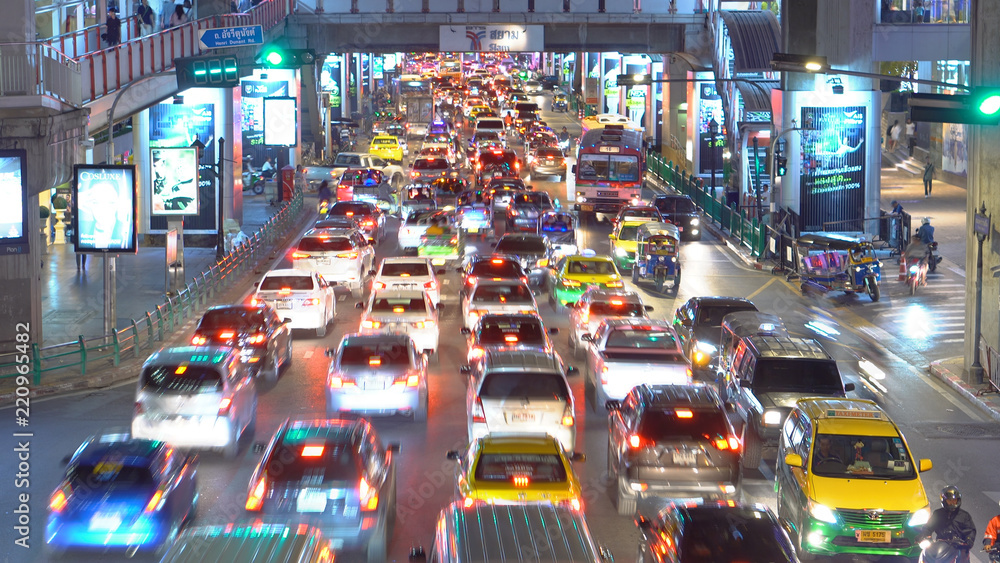 Fototapeta premium Chaotic Traffic - Bangkok, Tajlandia - czerwiec 2018