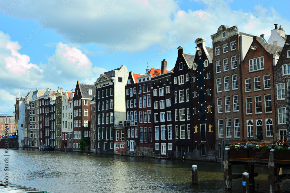 Zabytkowe kamienice w Amsterdamie nad kanałem.