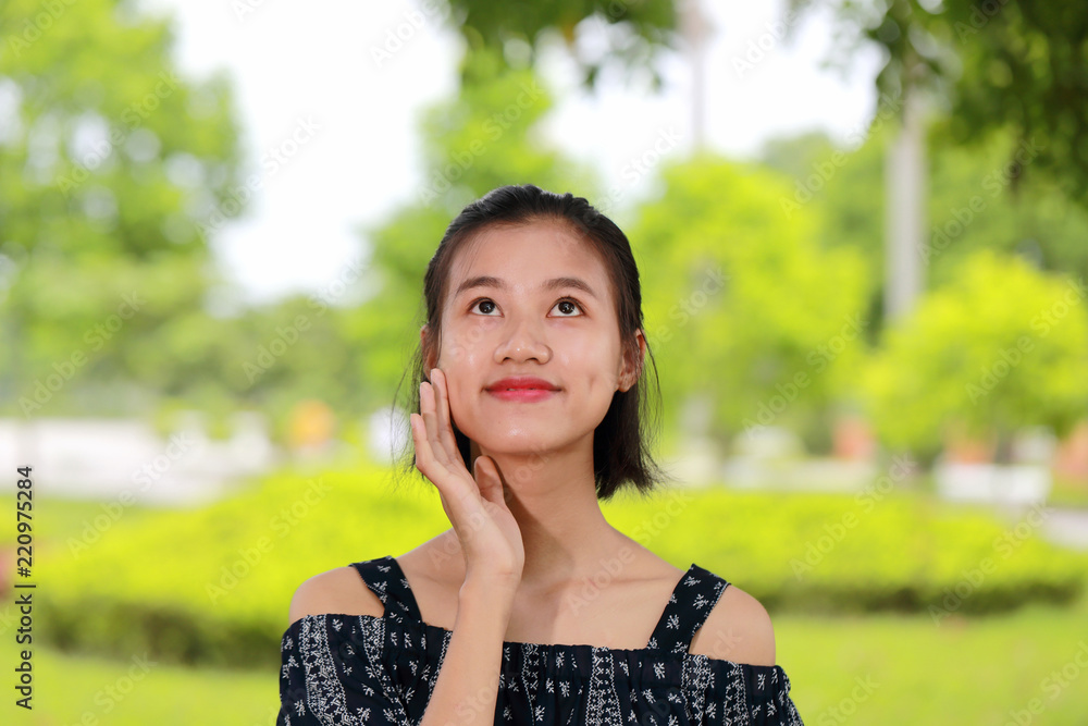 Obraz premium the face of young woman in bright background