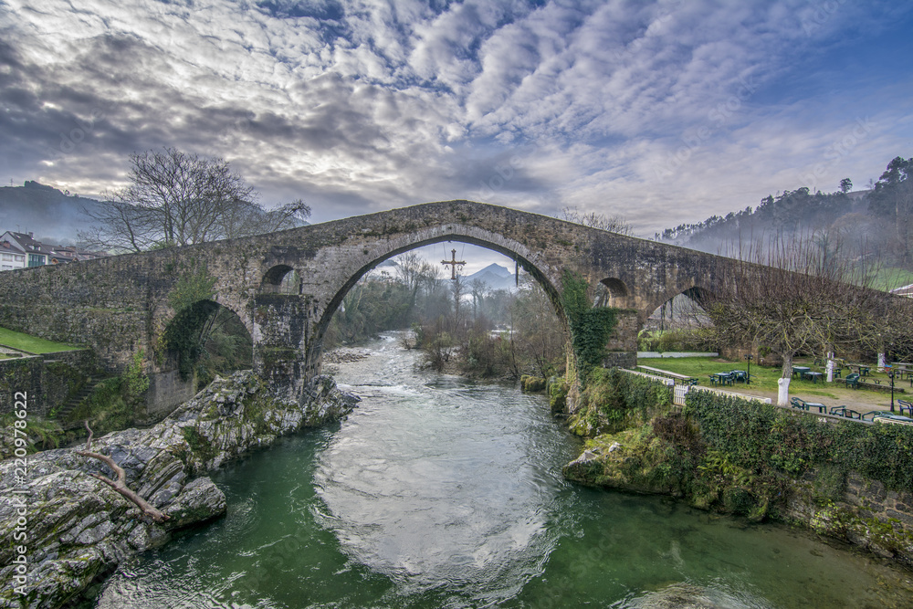 Antiguo puente de piedra romano en Cangas de Onís (Asturias), España