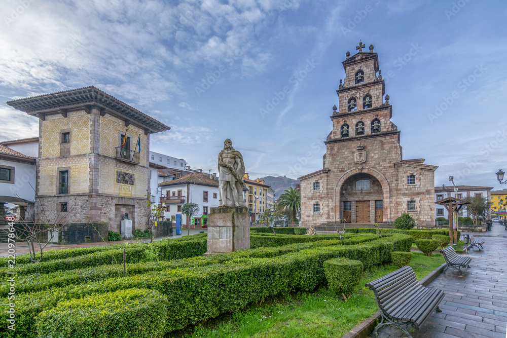  Torre de la iglesia y estatua de Pelayo, primer rey de España, en Cangas de Onis, una vez que la capital del Reino de Asturias, España.