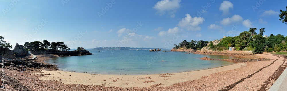 La plage de Guerzido sur l'île de Bréhat en Bretagne. France