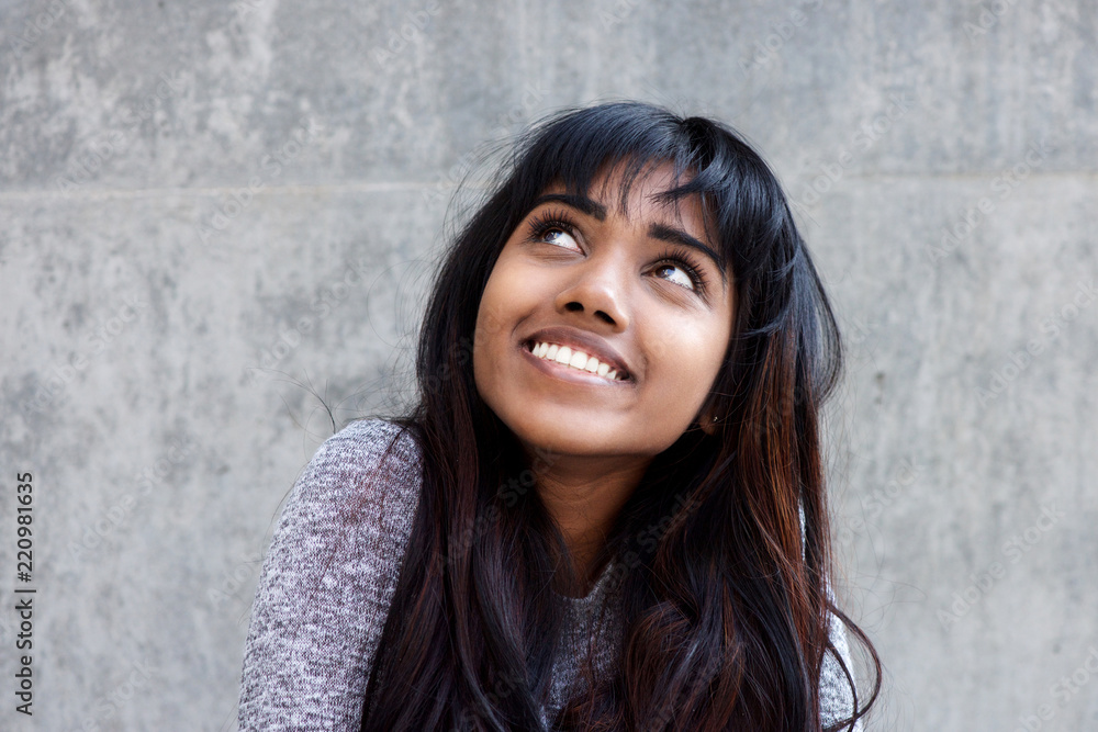 Obraz premium Close up young Indian woman smiling and looking up