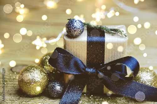 Weihnachtsgeschenk im golde...