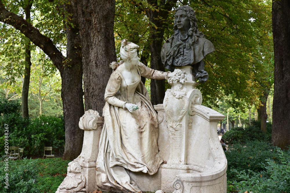Obraz premium Statues au jardin du Luxembourg à Paris, France