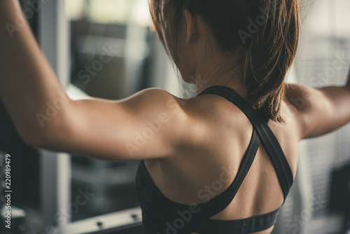 kobieta ćwiczy budowanie mięśni przy gym