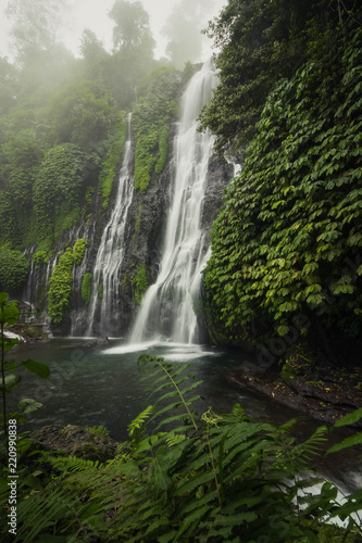 Banyumala twin waterfalls en la isla de Bali.