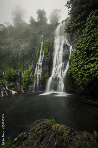 Banyumala twin waterfalls en la isla de Bali.