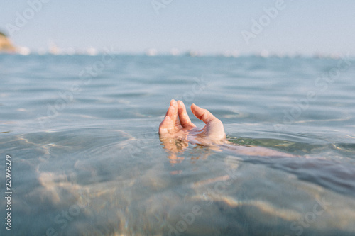 Main qui flotte dans la mer méditerranée
