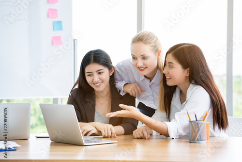 Foreign women entrepreneurs are coaching  strategically working through the laptop. Marketing Plan in the Digital World 4.0-5.0. Work that is understandable and quick will make a business successful.