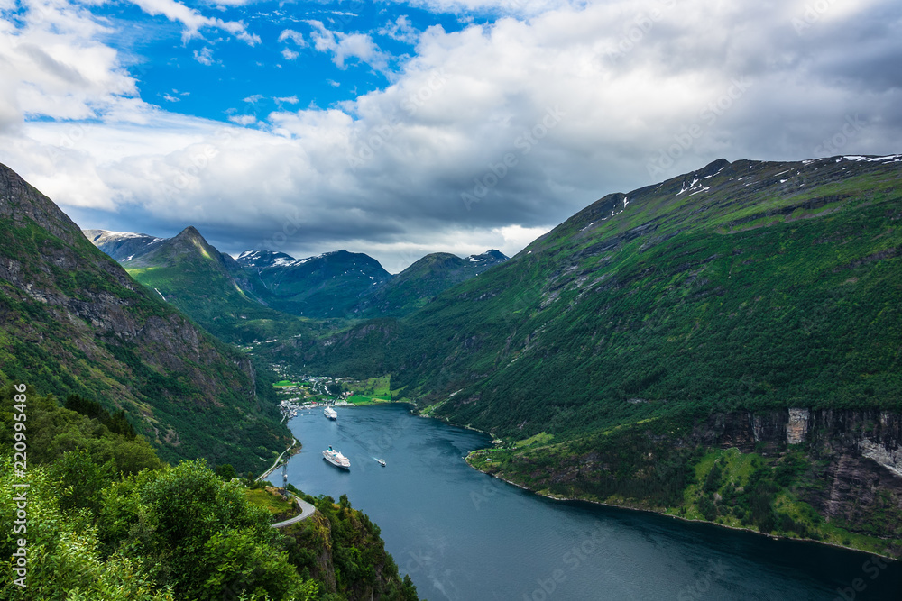 Blick auf den Geirangerfjord in Norwegen Blick auf den Geirangerfjord in Norwegen