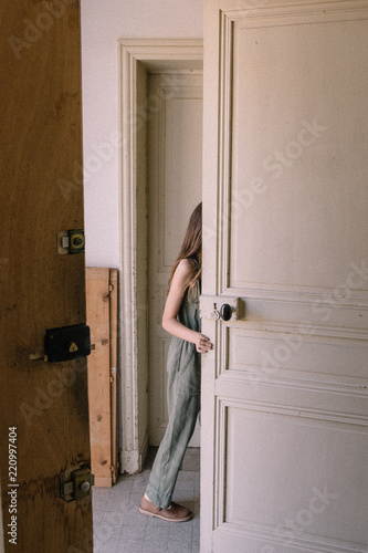 Silhouette de jeune fille qui tient la porte