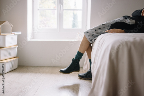 Petite fille allongée sur le lit, pieds qui dépassent