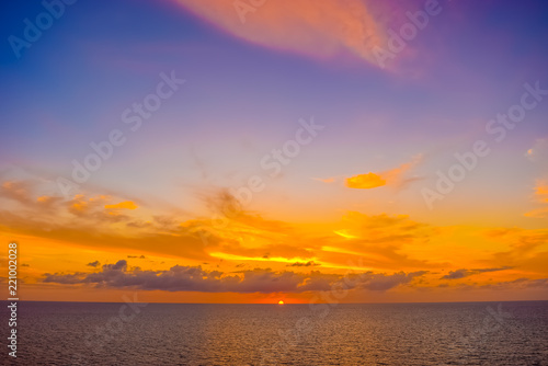 Fototapeta Naklejka Na Ścianę i Meble -  Blue and orange skies during this Caribbean sunset.