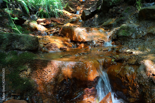 source d’eau ferrugineuse minérale photo