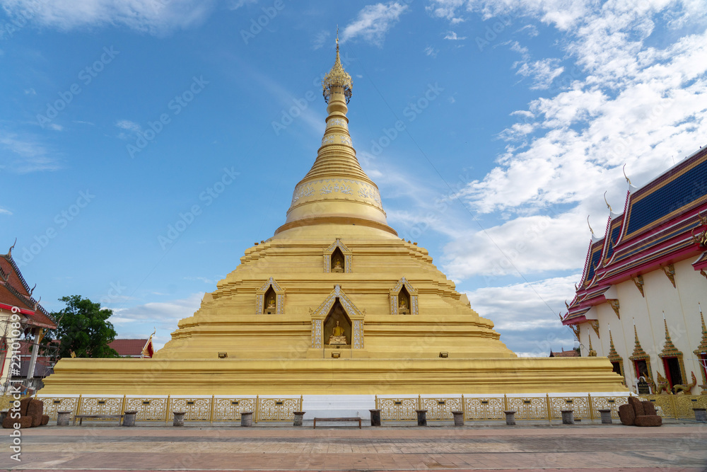 Fototapeta premium View of Wat Phra Borommathat Jadeeyaram in Kamphang Phet Thailand