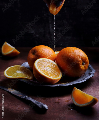апельсины с соком на серебряном блюде