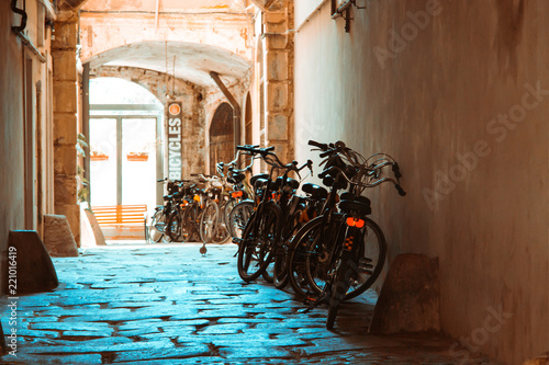 Obraz na płótnie Fahrräder in einer Gasse w salonie