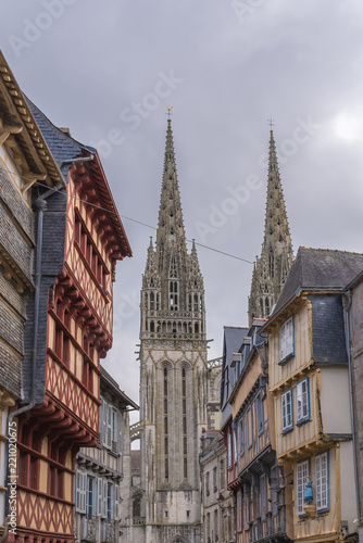 Quimper in Brittany, the Saint-Corentin cathedral, medieval houses    © Pascale Gueret