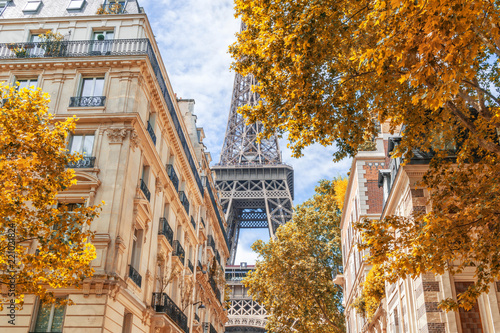 Canvas Print street view with the eiffel tower in the background - autumn scene