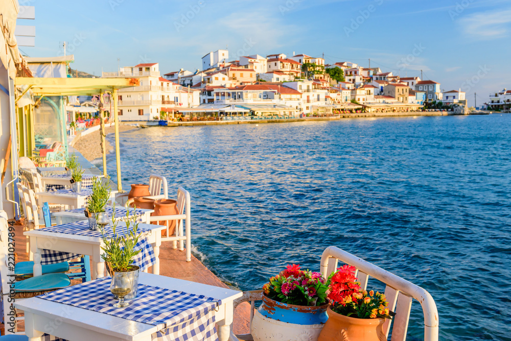 Φωτογραφία the interior of a Greek traditional tavern by the sea, decorated with flowers, i