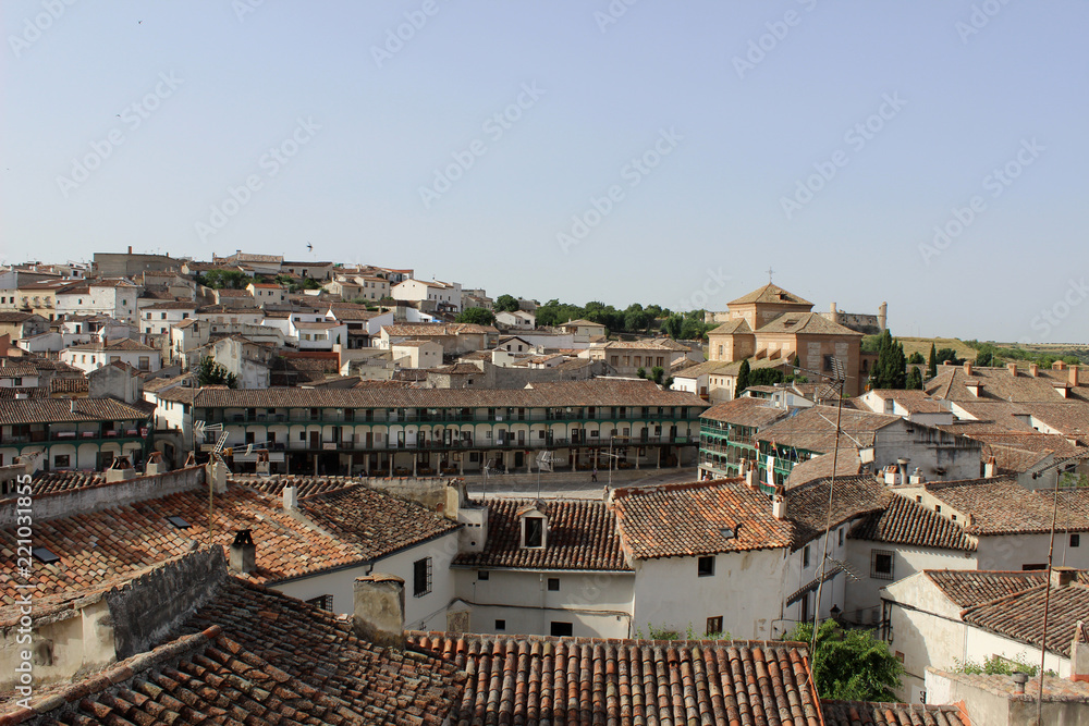Vistas del pueblo madrileño de Chinchón con la plaza mayor 