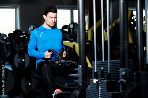 Muskulöser Mann trainiert im Fitnessstudio 