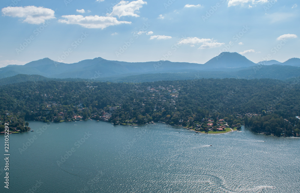 Naklejka premium Panoramic view of Valle dde Bravo's lake at Mexico