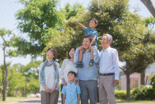 公園で微笑む三世代家族
