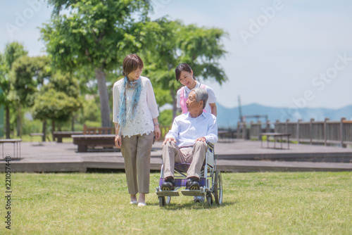 車椅子のシニア男性と介護スタッフ