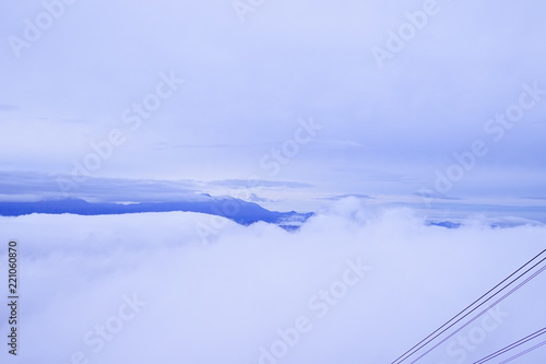 ロープウェイと雲海2 © Garden3