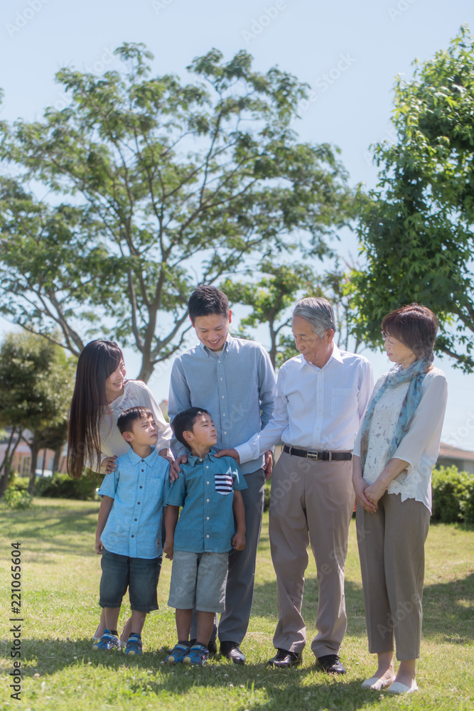 公園で微笑む三世代家族