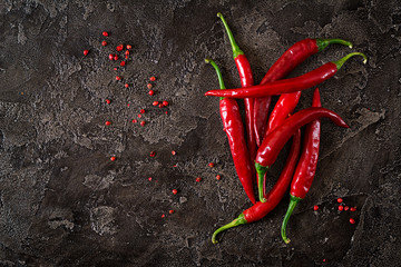 Foto auf Leinwand Küche Red Hot Chili Peppers auf grauem Tisch. Ansicht von oben  © timolina