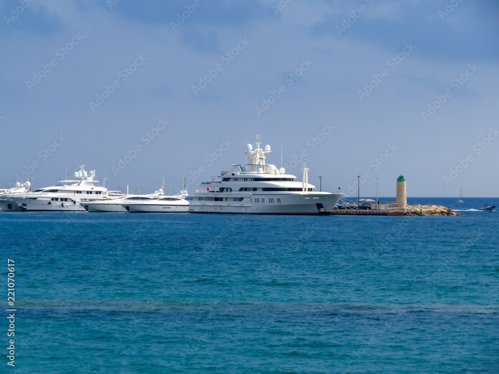 Cannes - Luxury yachts in port