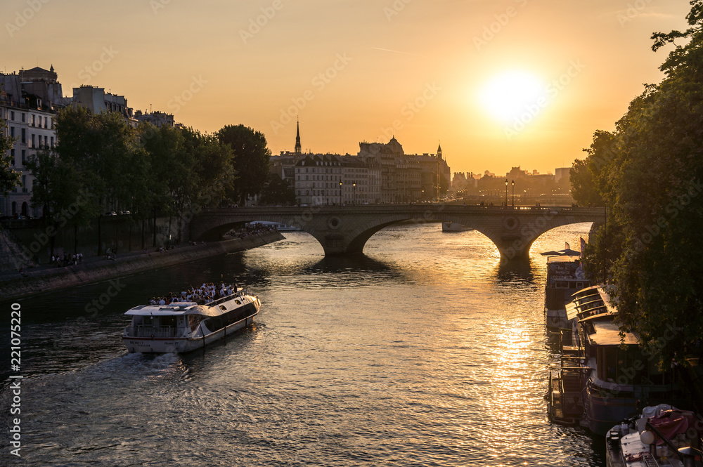 Fototapeta premium Coucher de soleil sur la Seine à Paris, France