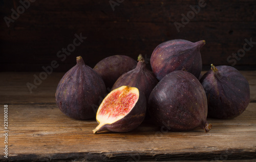 Fényképezés Ripe figs on old wooden table