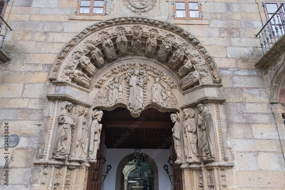 Obraz premium Portada románica del Colegio de San Jerónimo, sede del rectorado de la Universidad de Santiago de Compostela.