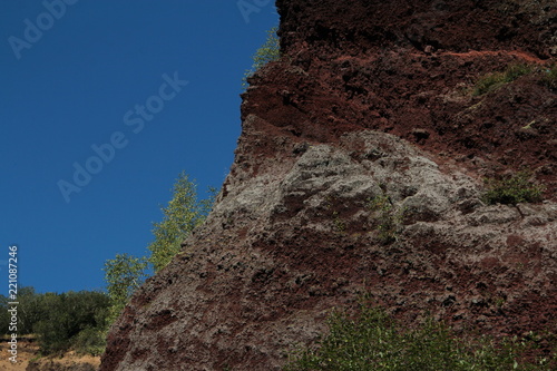 ancienne carrière de pouzzolane dans les volcans d'Auvergne photo