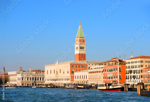 Venedig Campanile Dogenpalast Canale Grande Touristen Stadt Fassade Himmel © Stefan